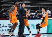 开云体育-队员受伤退赛，教练团队紧急调整备战下一轮