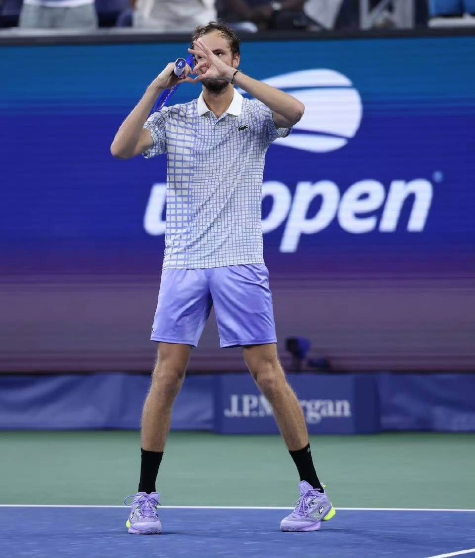 世界网球队翻盘西班牙网球队,克耶高斯打破历史纪录的简单介绍 世界网球队翻盘西班牙网球队,克耶高斯打破历史纪录的简单介绍