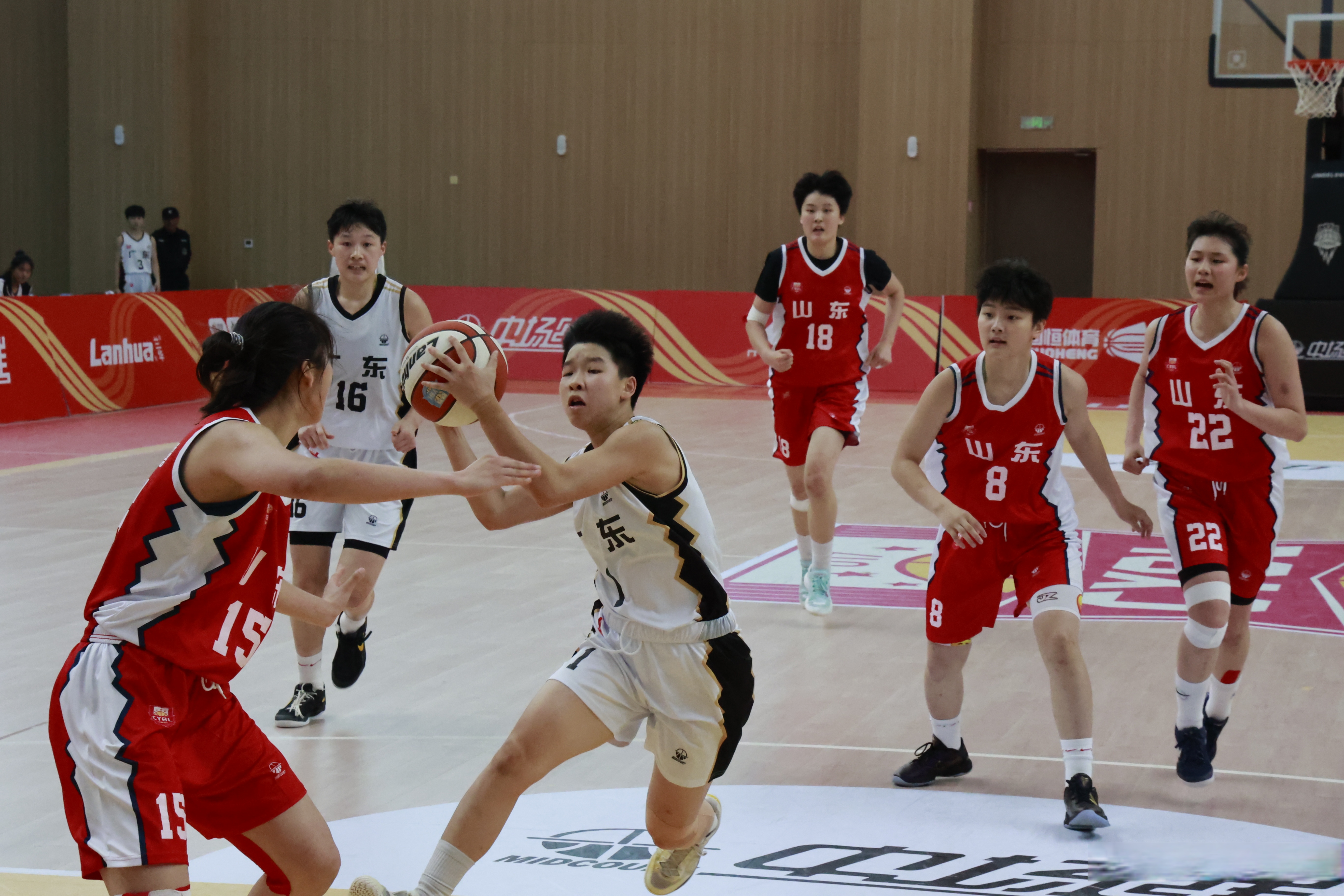 江苏队奋力拼搏,一举闯入半决赛的简单介绍 江苏队奋力拼搏,一举闯入半决赛的简单介绍