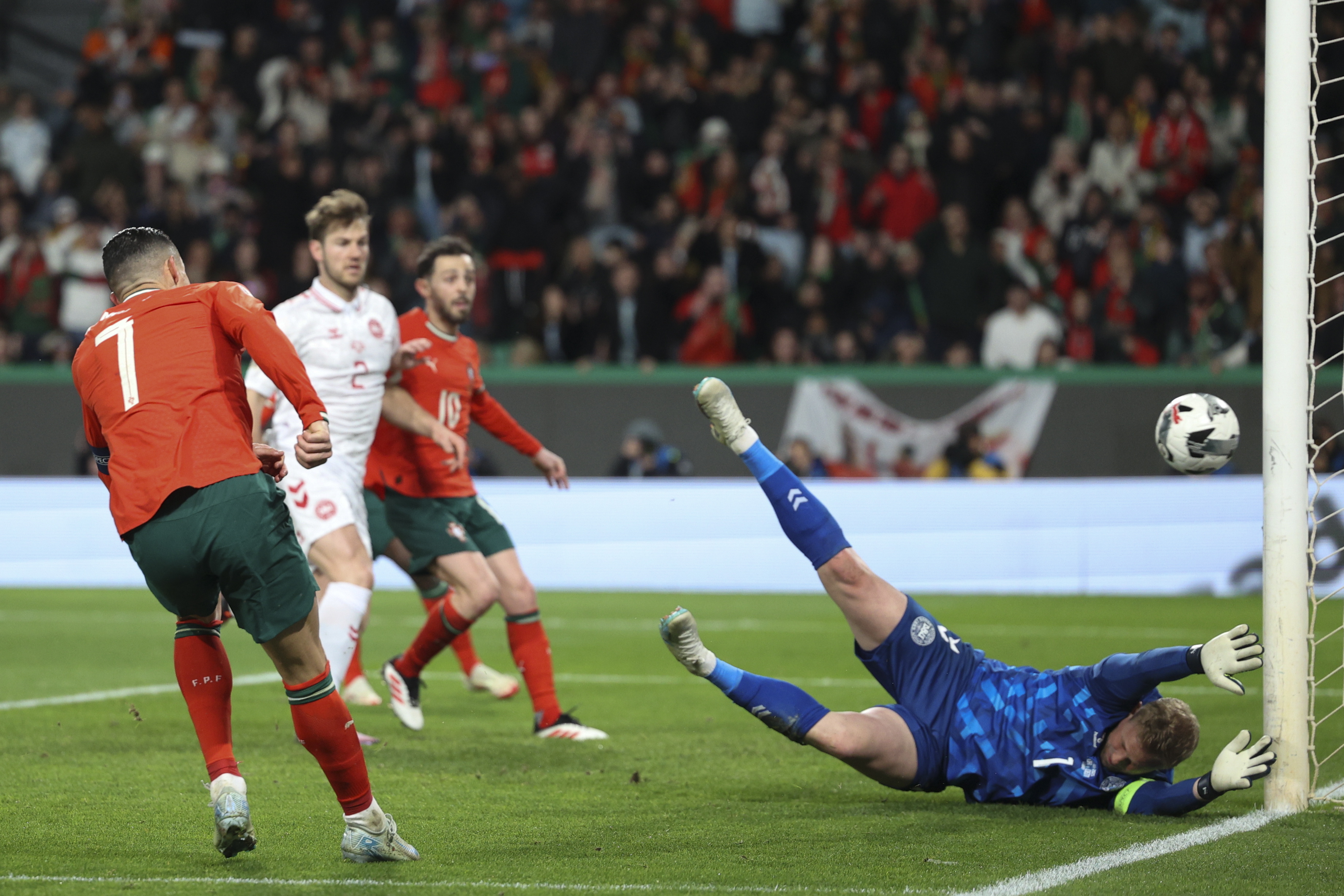 足球狂欢,欧洲预赛成热点话题的简单介绍 足球狂欢,欧洲预赛成热点话题的简单介绍