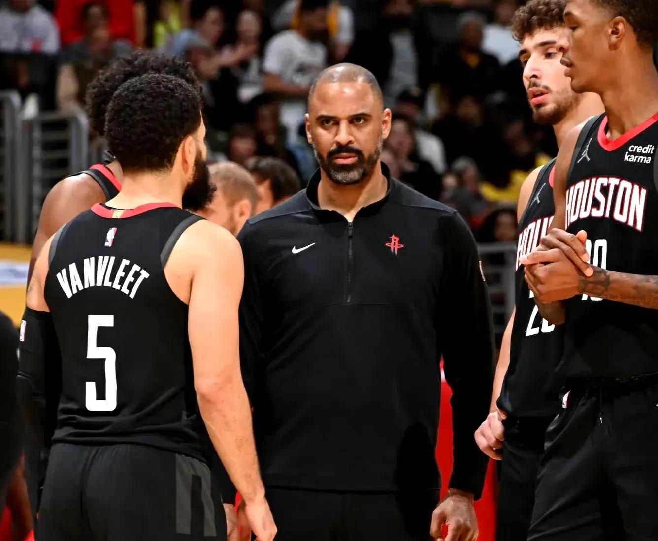 火箭队主教练怒怼观众:请尊重球员的简单介绍 火箭队主教练怒怼观众:请尊重球员的简单介绍