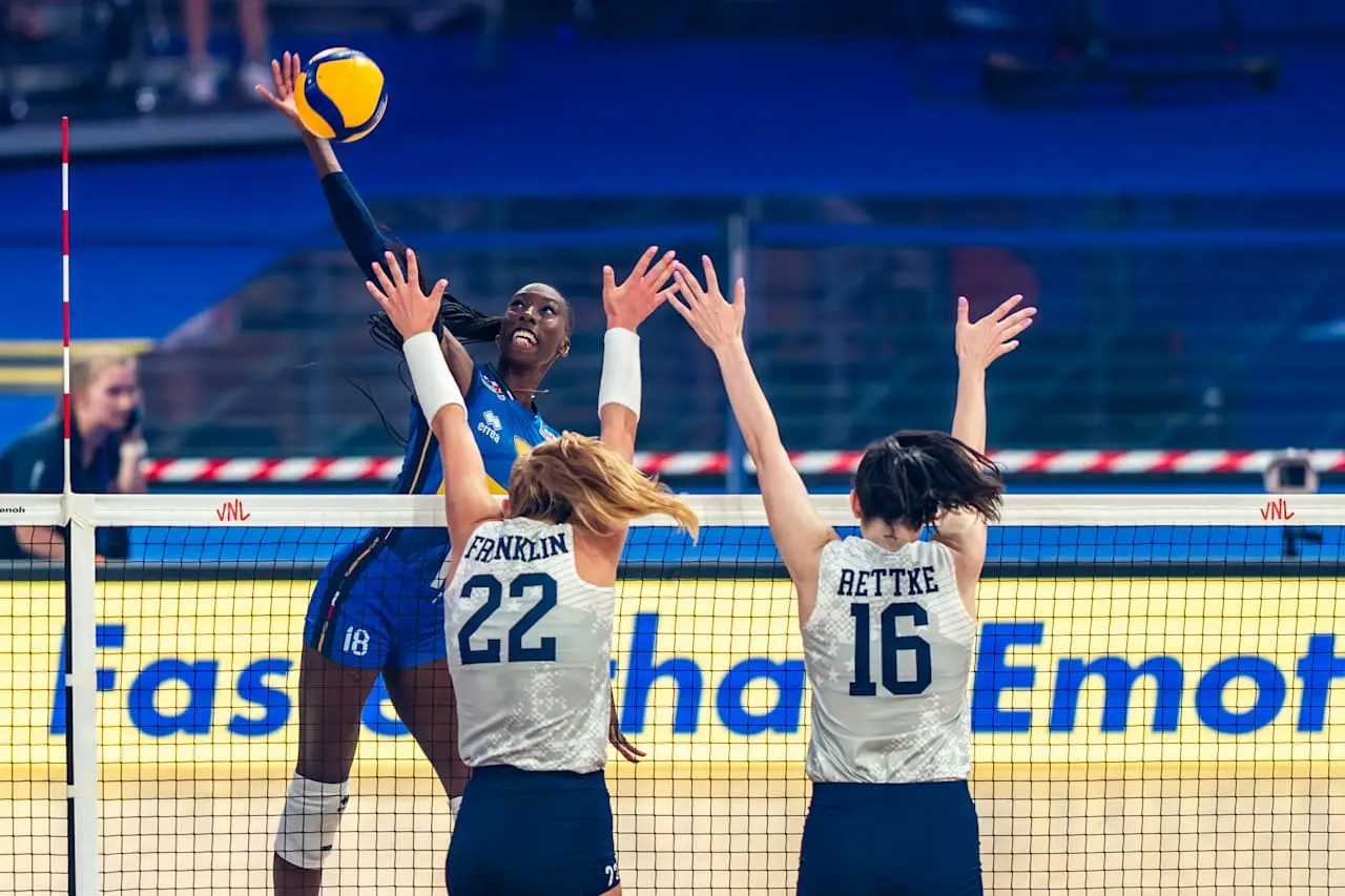 津巴布韦代表团在女子排球比赛中赢得掌声,称霸赛场 津巴布韦代表团在女子排球比赛中赢得掌声,称霸赛场