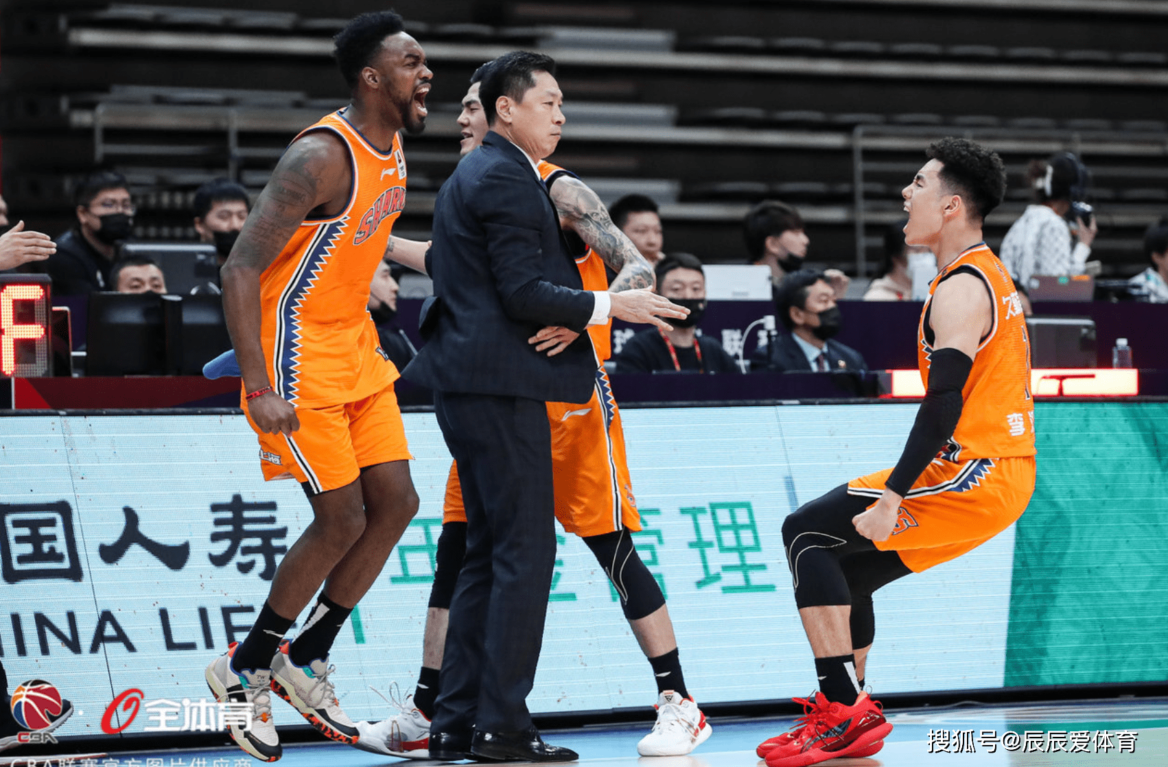 队员受伤退赛,教练团队紧急调整备战下一轮 队员受伤退赛,教练团队紧急调整备战下一轮