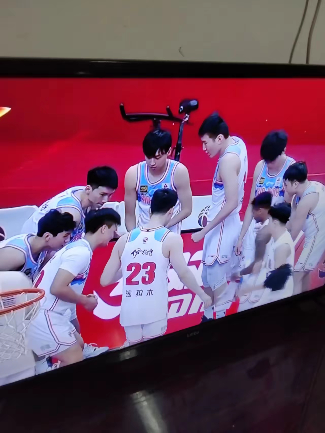 队员受伤退赛,教练团队紧急调整备战下一轮 队员受伤退赛,教练团队紧急调整备战下一轮