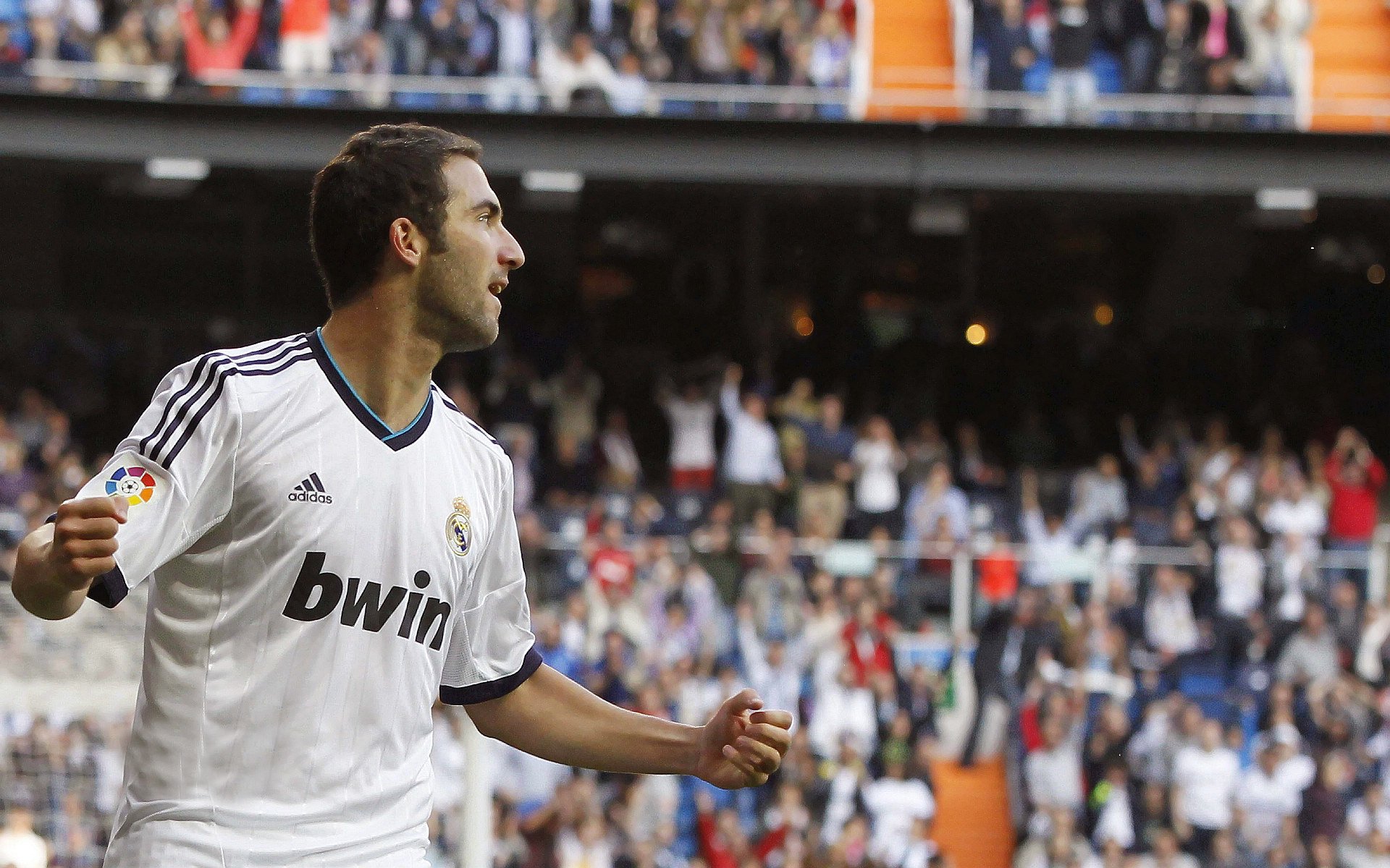 当德国战车碾过拜仁,梅西在欧冠之夜接管比赛—足球世界的平行史诗